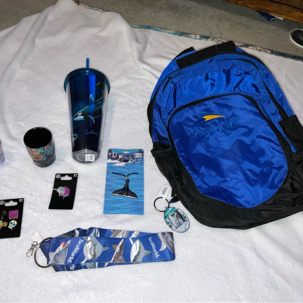 SEAWORLD BOOKBAG BUNDLE NECKLACE,PINS,KEYCHAIN,CUP W/STRAW,LANYARD, ETC. ALL NEW